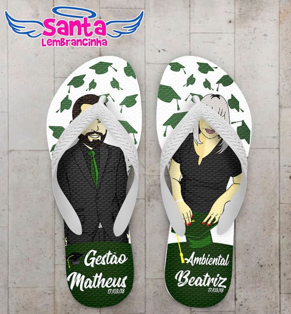 Chinelo Formatura Gestão Ambiental Caricaturas com Capelos no Fundo COD 5823
