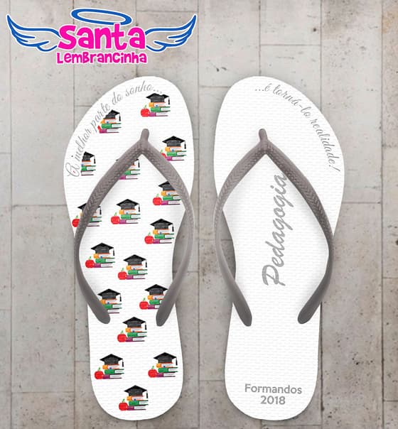 Chinelo Formatura Pedagogia com Livros e Capelos COD 6118