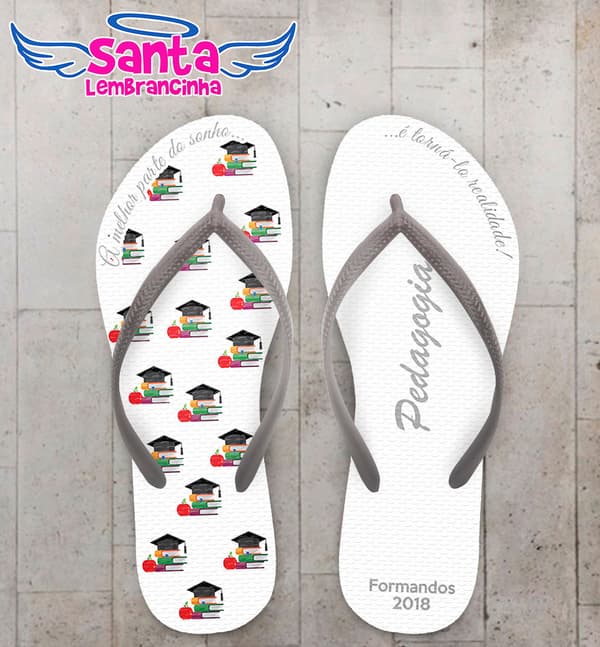 Chinelo Formatura Pedagogia com Livros e Capelos COD 6118